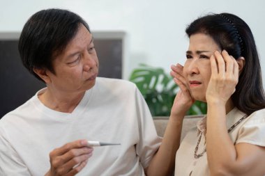 İlgili yaşlı bir çift, birbirlerinin sağlığıyla ilgili endişelerini dile getirerek, evde duygusal destek ve refahı vurguluyor..