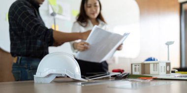 İki mühendis sürdürülebilir yapı tasarımları, planlar ve çevre sorumluluğu için yenilikçi çözümler üzerinde işbirliği yapmaktadır..