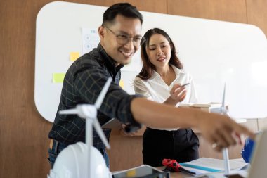 Mühendisler, sürdürülebilir projeler için yenilikçi fikirler üreterek takım çalışması ve çevre sorumluluğunu vurguladılar.