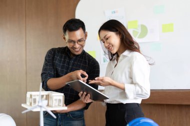 Mühendisler sürdürülebilir bir yapı modelini, çevre dostu mimari için yenilikçi tasarım çözümleri sergilemeyi tartıştılar.