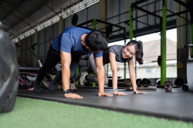 İki arkadaş keyifli bir şekilde şınav çekip takım çalışmalarını ve spor yolculuklarında motivasyonlarını ön plana çıkarıyorlar..