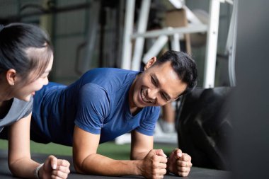 Spor yaparken keyifli bir anın tadını çıkaran iki arkadaş, spor yaparken sağlık ve neşe vurguluyor..