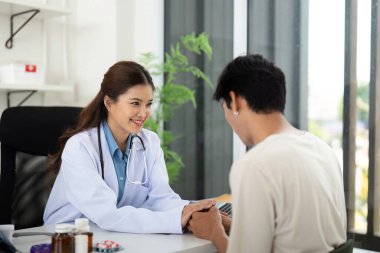 Gülümseyen bir sağlık uzmanı bir hastayla temas kurar ve tıbbi danışmanlık için sıcak ve davetkar bir ortam yaratır..