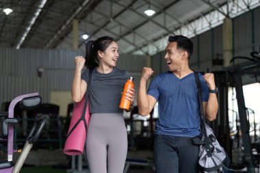 Neşeli arkadaşlar antrenmandan sonra bir zafer anı paylaşıyorlar, fitness 'teki refahı ve yoldaşlığı vurguluyorlar..