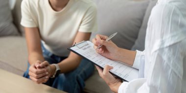 Bir psikolog, genç bir kadının ruh sağlığı ve duygusal sağlığına odaklanarak duygularını ifade etmesinin kilit noktalarını belgeliyor..