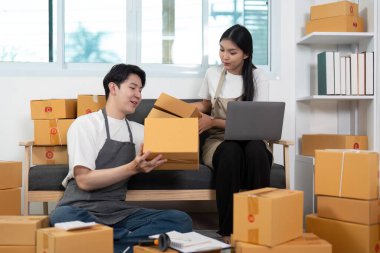 Bazı çiftler paketleme ve düzenleme ile meşgul olup, çalışma alanlarındaki işbirliği ve yaratıcılığı yansıtıyorlar.