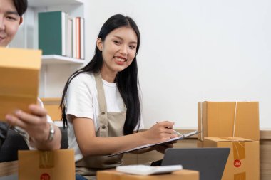 E-ticaret işlerini yönetirken, paketleri düzenlerken ve ev ofis ortamlarında iş birliği yaparken birkaç gülümseme..