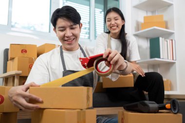 Paketleri hazırlamak, takım çalışması ve organizasyonu ev ofis ortamında sergilemek için mutlu bir şekilde çalışan bir çift..