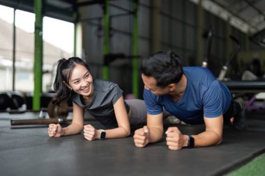 Spor salonunda aynı tahtayı paylaşan iki arkadaş fitness ve arkadaşlığın altını çiziyor..