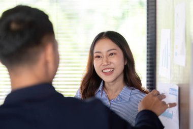 Bir meslektaşımla ortak çalışma ortamını destekleyen neşeli bir profesyonel anlayışı paylaşıyorum..