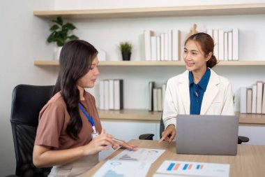 Proje kavrayışları, takım çalışması ve profesyonel bir ortamda işbirliği hakkında tartışan iki bayan meslektaşım..