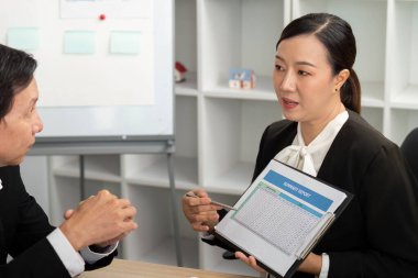 Toplantının temel mali ölçütlerini vurgulayan özet bir rapor sunan bir iş danışmanı.