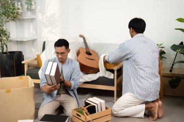 İki adam yeni yerlerini açmak ve düzenlemek için uğraştılar. Parlak bir ortamda sevgilerini ve takım çalışmalarını sergilediler..