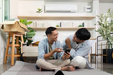 Kahkaha ve neşeyi paylaşan iki adam, eşyalarını rahat bir yaşam alanına yerleştirirken, aşklarını ve arkadaşlıklarını ön plana çıkarıyorlar..