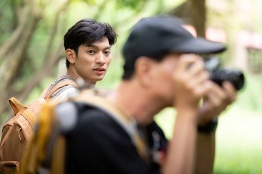 Bir baba ve oğul yeşil bir arazide yürürken, baba doğayla iç içe geçen anları kameraya alır..