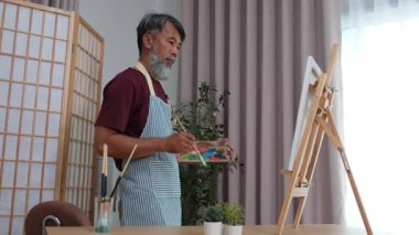 Yaşlı amcası boş zamanlarını en sevdiği hobisine adamış kendini adamış ve yaratıcı bir şekilde resim yaparak sanatsal tutkusunu ifade ederek geçiriyor..