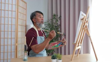 Yaşlı amcası boş zamanlarını en sevdiği hobisine adamış kendini adamış ve yaratıcı bir şekilde resim yaparak sanatsal tutkusunu ifade ederek geçiriyor..