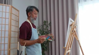 Yaşlı amcası boş zamanlarını en sevdiği hobisine adamış kendini adamış ve yaratıcı bir şekilde resim yaparak sanatsal tutkusunu ifade ederek geçiriyor..