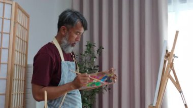 Yaşlı amcası boş zamanlarını en sevdiği hobisine adamış kendini adamış ve yaratıcı bir şekilde resim yaparak sanatsal tutkusunu ifade ederek geçiriyor..