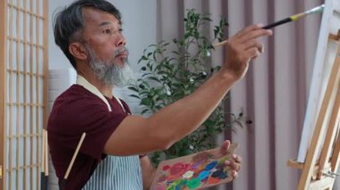 Yaşlı amcası boş zamanlarını en sevdiği hobisine adamış kendini adamış ve yaratıcı bir şekilde resim yaparak sanatsal tutkusunu ifade ederek geçiriyor..