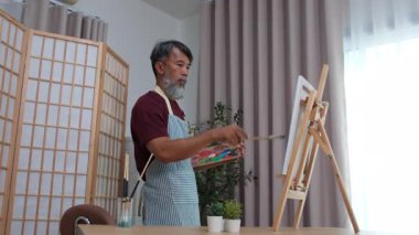 Yaşlı amcası boş zamanlarını en sevdiği hobisine adamış kendini adamış ve yaratıcı bir şekilde resim yaparak sanatsal tutkusunu ifade ederek geçiriyor..