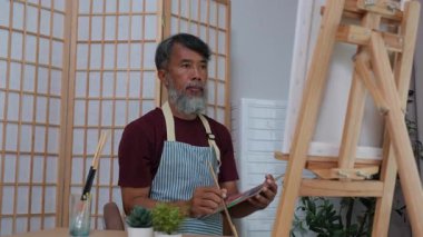 Yaşlı amcası boş zamanlarını en sevdiği hobisine adamış kendini adamış ve yaratıcı bir şekilde resim yaparak sanatsal tutkusunu ifade ederek geçiriyor..