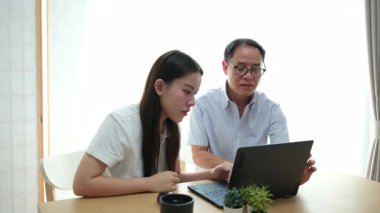 Kızının, yaşlı babasına son gelişmelerden haberdar olmak için dizüstü bilgisayar kullanmayı öğrenmesine yardım etmesi, oturma odasında nesiller arası öğrenme ve teknoloji evlat edinmesini teşvik etmesi..