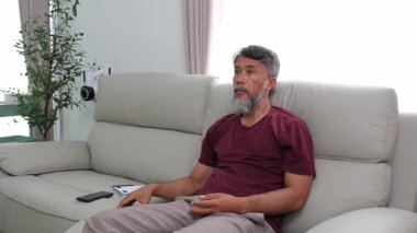 Yaşlı bir adam son yıllarında günlük rutinini bir günlük yazarak, bir arkadaşıyla telefonda konuşarak ve oturma odasında film ve müzikle eğlenerek geçirir..