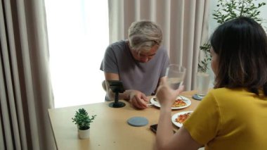 Orta yaşlı bir çift tatillerini evde geçirir, sıcak ve huzurlu bir akşam yemeğinin tadını çıkarırlar, bağlantılarını ve konuşmalarını paylaşırlar..