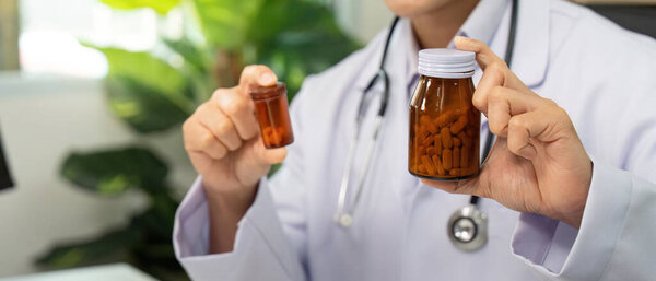 Медицинский работник представляет пациенту бутылки с лекарствами, подчеркивая важность надлежащего лечения.