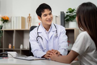 Bir doktor, dost canlısı bir tıbbi ortamda bir hastaya destek ve rehberlik sunar. Hasta bakımına ve güvene odaklan..