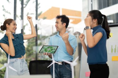 Çeşitli bir ekip, takım çalışması ve sürdürülebilirlik ve ESG 'ye olan bağlılığını vurgulayarak, yenilenebilir enerji projesindeki başarılarını kutluyor.