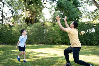 Bir baba ve oğul bahçede eğlenceli bir futbol maçına katılır. Aile ve açık hava eğlencesinin keyfini vurgularlar..