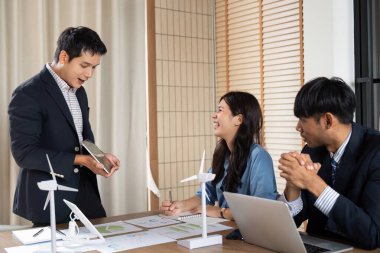 ESG girişimleri hakkında canlı bir tartışma yapan çeşitli bir ekip, iş dünyasındaki takım çalışması ve sürdürülebilirliği vurguladı.