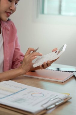 Uzaktan çalışmanın geleceğini temsil eden verileri analiz ederken akıllı telefon kullanan odaklanmış bir birey.