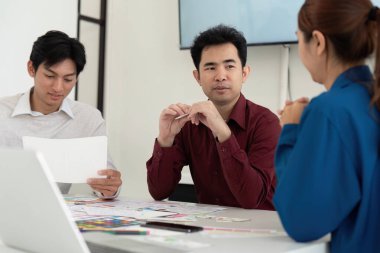 Çeşitli bir ekip mobil uygulama tasarım kavramlarını tartışır, kullanıcı deneyimi ve işbirlikçi stratejiler üzerine odaklanır.