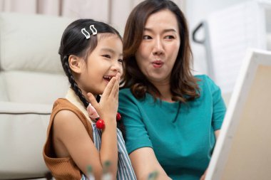 Bir anne ve kızı birlikte sanat eserlerine hayranlık duydukları için sevinç ve şaşkınlıklarını dile getirirler, yaratıcılığı ve bağlılığı teşvik ederler..