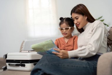 Bir anne ve kızın seyahat haritasını incelerken, aile maceralarını planlarken aynı heyecanı paylaştığı keyifli bir an..