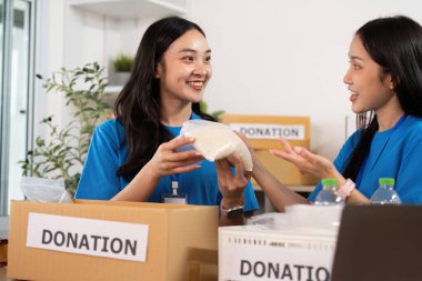 İki gönüllü, gıda bağışları, takım çalışması ve toplum ruhu hakkında bir tartışmaya girişti..