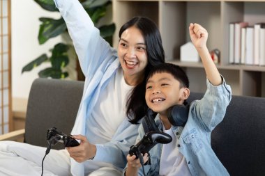 Bir anne ve oğlu bir oyun zaferini sevinçle kutluyor, heyecanlı bir anı yakalıyor ve bağ kuruyor..