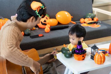 Bir baba oğluyla müzikli bir anı paylaşır, hem Cadılar Bayramı süslemelerinin tadını çıkarır hem de neşeli anılar yaratır..