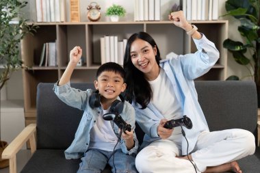 Bir anne ve oğlu, oyun zaferlerini kutlarken, neşe ve bağlarını gösterirken muzaffer bir an..