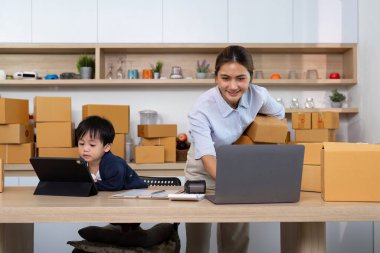 Bir anne, evdeki işiyle oğluyla ilgilenmek arasında gidip gelir ve dinamik bir aile ortamı oluşturur..
