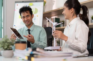 İki profesyonel ESG stratejileri ve sürdürülebilirlik girişimleri, çağdaş bir çalışma alanında takım çalışması ve yenilikleri tartıştı.