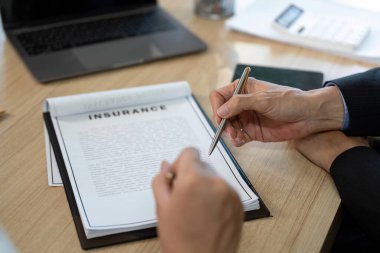 Bir acente olarak bir sigorta belgesinin kapatılması, bir müşteriyle önemli ayrıntıları tartışır, iş dünyasındaki profesyonelliği vurgular.