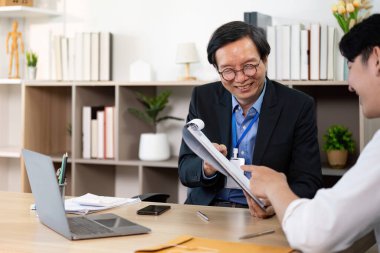 Bir sigorta acentesi ve müvekkili, ortak bir iş ilişkisinin geliştirilmesi amacıyla sigorta poliçesinin ayrıntılı bir incelemesine girişir..