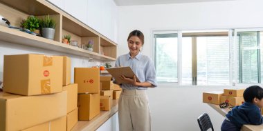 Bir anne iş ve ebeveynliği ev ofisinde dengeler, aile hayatı ve girişimciliğin karışımını gözler önüne serer.