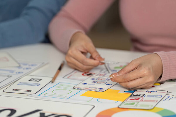 Они сотрудничают над проектами UX и UI, рисуют проволоки и обсуждают идеи в современном рабочем пространстве.