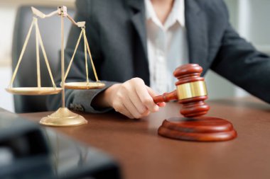 Bir hakim, mahkeme salonunda otoriteyi ve adaleti simgeleyen bir karar vermeye hazırlanıyor..