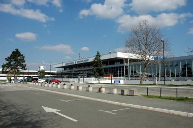 Belgrad, Sırbistan - 30 Mart 2008: Nikola Tesla havaalanı Belgrad 'da. Yolcuların varış ve gidişi. 